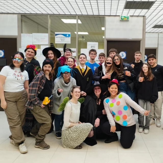 🎭✨ Carnaval à Lyon Bleu : Place à la fête ! 🎉🎭

Mardi dernier, notre école s’est transformée en un véritable défilé de costumes ! 🦸‍♂️🦄👑. L'équipe et les étudiants ont joué le jeu pour un moment festif et haut en couleur 🎶💬

#learnfrench #speakfrench #frenchlessons #lyon #fle