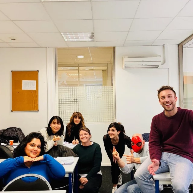 On souhaite un bon courage à nos étudiants A1 aux côtés de leur prof Lorène, motivés et prêts à progresser en français ! 💬✍️

#learnfrench #speakfrench #frenchlessons #lyon #fle